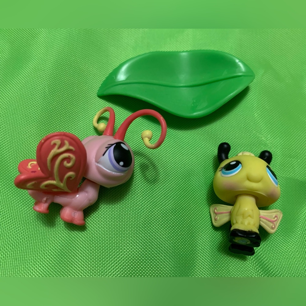 Littlest Pet Shop Pairs Bee and Pink Butterfly (#201 and #202) w/ Leaf Accessory